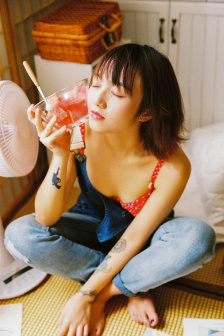 双胞胎姐妹齐上阵许多人物